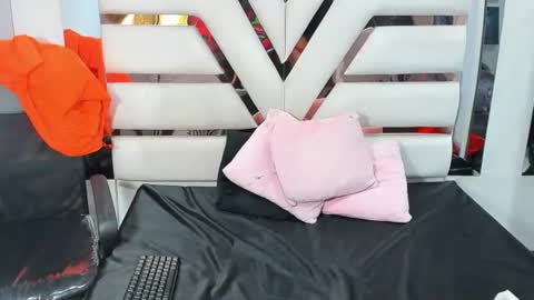 avi_thomsonn_ online show from June 14, 2026, 2:24 am