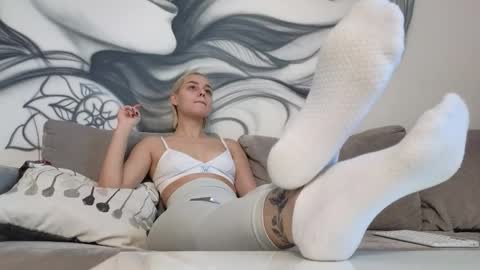 Snapshot of avr0ra chatting on November 16, 2025, 9:26 am Goddess Avrora online show from November 16, 2025, 9:26 am