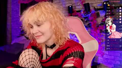 Snapshot of awawrin chatting on December 5, 2025, 9:00 pm Awi online show from December 5, 2025, 9:00 pm