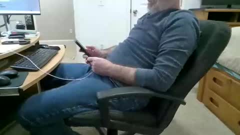 awesnead online show from January 6, 2026, 7:39 pm