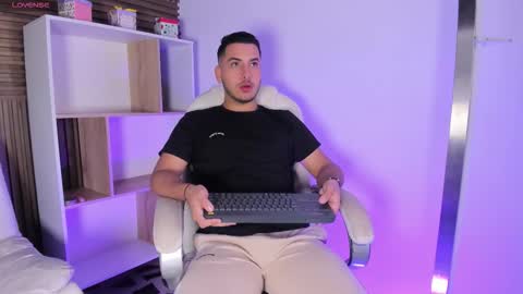 axel_grey_ online show from October 18, 2025, 12:17 pm