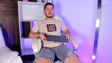 axel_grey_ online show from November 12, 2025, 12:16 pm