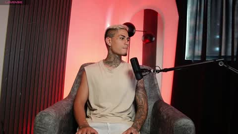 Snapshot of axel_villa chatting on December 14, 2024, 9:13 pm Agustin online show from December 14, 2024, 9:13 pm