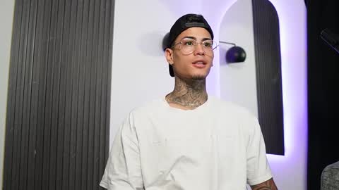 Snapshot of axel_villa chatting on March 2, 2025, 12:53 am Agustin online show from March 2, 2025, 12:53 am