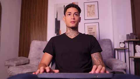 Snapshot of axel_villa chatting on October 2, 2025, 2:13 pm Agustin online show from October 2, 2025, 2:13 pm