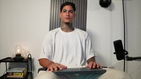 Snapshot of axel_villa chatting on October 9, 2025, 8:51 pm Agustin online show from October 9, 2025, 8:51 pm