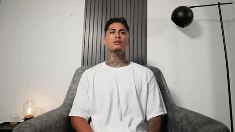 Snapshot of axel_villa chatting on October 17, 2025, 9:06 pm Agustin online show from October 17, 2025, 9:06 pm