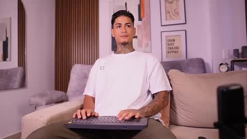 Snapshot of axel_villa chatting on November 6, 2025, 3:57 pm Agustin online show from November 6, 2025, 3:57 pm