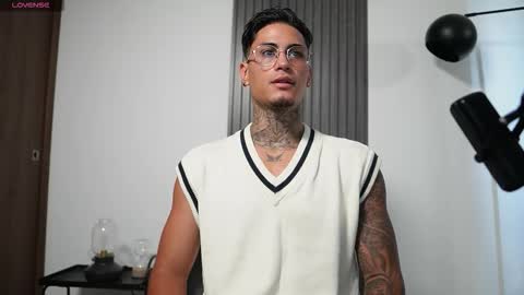 Snapshot of axel_villa chatting on November 11, 2025, 7:14 pm Agustin online show from November 11, 2025, 7:14 pm