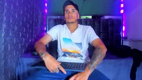 Axell Cross2 online show from October 18, 2025, 1:30 am