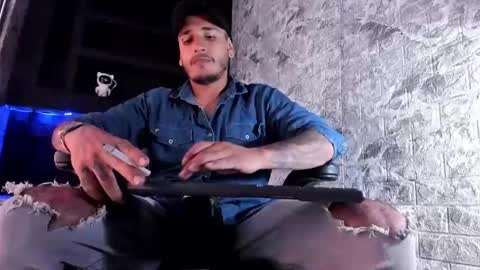 Axell Cross2 online show from November 3, 2025, 6:42 pm