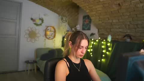 aya hitakayama  online show from March 4, 2025, 7:32 pm