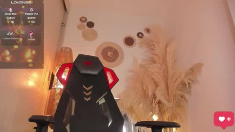 FOLLOW ME  online show from December 3, 2025, 3:03 am