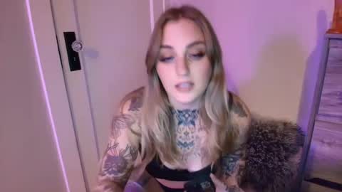 Snapshot of bambidear420 chatting on January 20, 2025, 5:37 am Bambi online show from January 20, 2025, 5:37 am