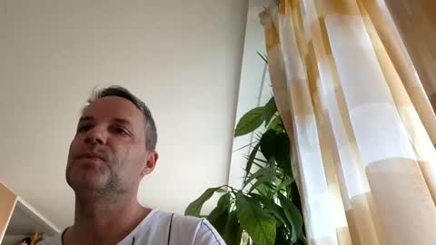 Snapshot of bananasplit1900 chatting on February 5, 2026, 8:41 am bananasplit1900 online show from February 5, 2026, 8:41 am