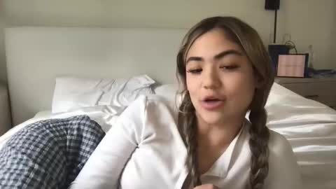 Snapshot of baoco379 chatting on November 26, 2025, 8:43 pm Elle online show from November 26, 2025, 8:43 pm