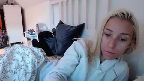 Snapshot of barelylegalblondy chatting on September 23, 2025, 9:34 am Lena online show from September 23, 2025, 9:34 am