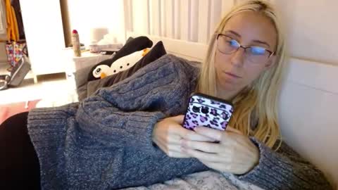 Snapshot of barelylegalblondy chatting on September 24, 2025, 12:52 pm Lena online show from September 24, 2025, 12:52 pm