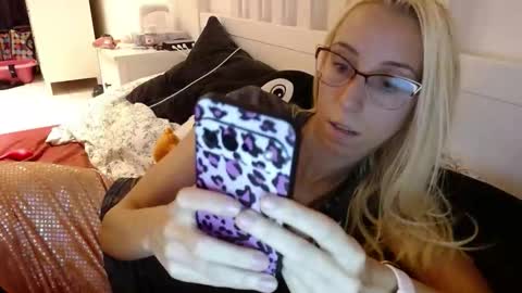 Snapshot of barelylegalblondy chatting on September 27, 2025, 6:24 pm Lena online show from September 27, 2025, 6:24 pm