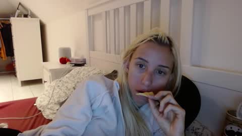 Snapshot of barelylegalblondy chatting on October 4, 2025, 8:34 am Lena online show from October 4, 2025, 8:34 am