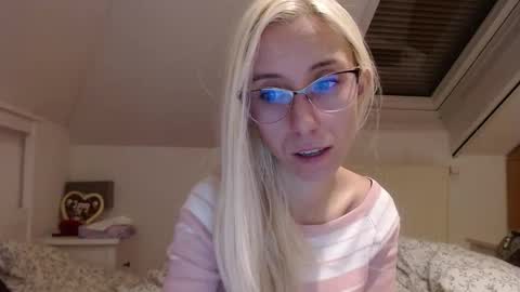 Snapshot of barelylegalblondy chatting on October 26, 2025, 5:52 pm Lena online show from October 26, 2025, 5:52 pm