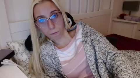 Snapshot of barelylegalblondy chatting on October 29, 2025, 6:20 pm Lena online show from October 29, 2025, 6:20 pm