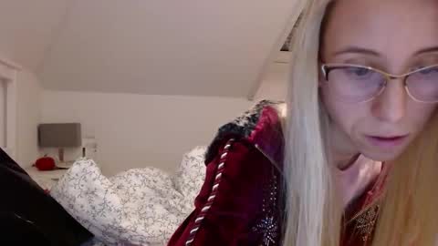 Snapshot of barelylegalblondy chatting on November 6, 2025, 5:25 pm Lena online show from November 6, 2025, 5:25 pm