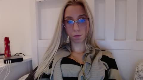 Snapshot of barelylegalblondy chatting on November 7, 2025, 5:46 pm Lena online show from November 7, 2025, 5:46 pm