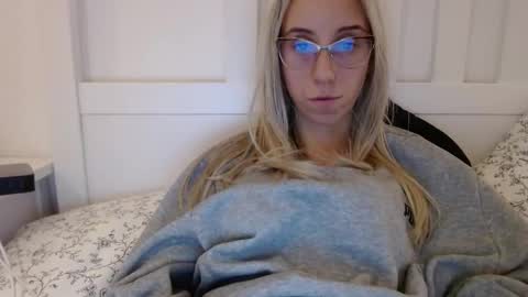 Snapshot of barelylegalblondy chatting on November 13, 2025, 12:37 pm Lena online show from November 13, 2025, 12:37 pm