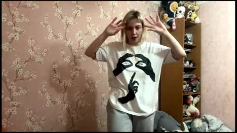 Mia online show from April 15, 2026, 3:19 pm