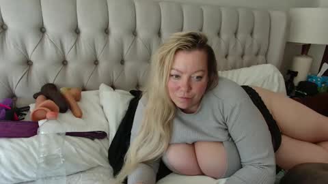 Snapshot of beauty4agent chatting on February 12, 2025, 3:27 pm beauty4agent online show from February 12, 2025, 3:27 pm