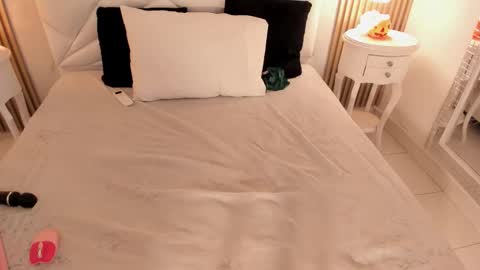 Bela online show from October 15, 2025, 6:35 am