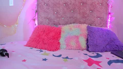 Snapshot of bella__sweets chatting on January 20, 2025, 7:04 pm Melanie online show from January 20, 2025, 7:04 pm