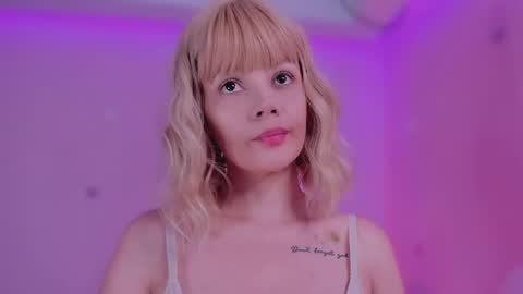 isabella online show from February 13, 2025, 7:52 pm