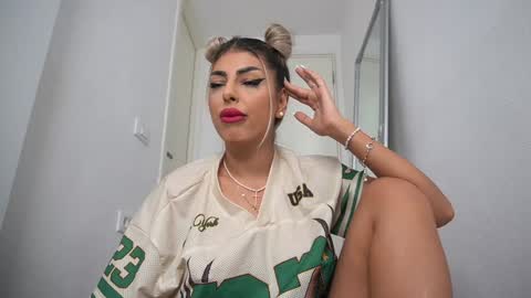 Snapshot of bella_blonda chatting on September 14, 2025, 11:37 pm Emma Bella online show from September 14, 2025, 11:37 pm