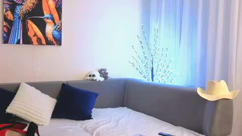 Snapshot of bella_hillss chatting on May 28, 2026, 8:39 pm Bella online show from May 28, 2026, 8:39 pm