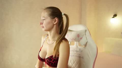 Snapshot of bella_li__ chatting on October 14, 2025, 1:17 am bella_li__ online show from October 14, 2025, 1:17 am