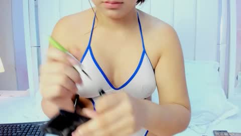 Snapshot of bella_miia_ chatting on October 17, 2025, 1:25 pm Mia online show from October 17, 2025, 1:25 pm