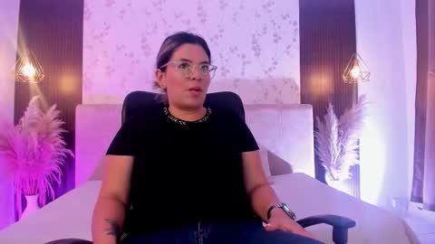 Snapshot of bella_rousse12 chatting on October 10, 2025, 11:42 am Bella online show from October 10, 2025, 11:42 am