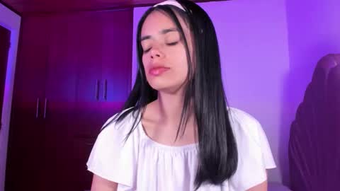 Snapshot of bella_sun_ chatting on November 4, 2025, 4:44 am Valeria Model Independent online show from November 4, 2025, 4:44 am