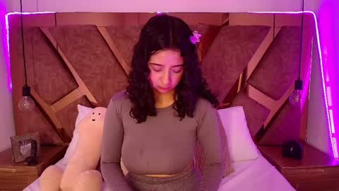 Bella Swwan  online show from June 3, 2026, 2:33 pm