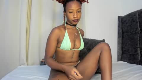 Snapshot of bella_thequeen chatting on November 19, 2025, 1:49 am Bella sweetpea online show from November 19, 2025, 1:49 am