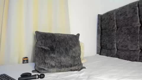 Snapshot of bella_thequeen chatting on November 22, 2025, 9:14 pm Bella sweetpea online show from November 22, 2025, 9:14 pm