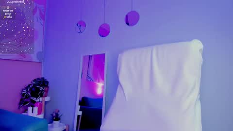 Snapshot of bella_walker_ chatting on October 1, 2025, 8:15 pm BELLA online show from October 1, 2025, 8:15 pm