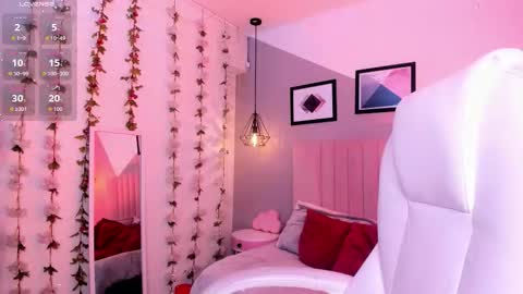 Snapshot of bella_walker_ chatting on November 26, 2025, 8:32 pm BELLA online show from November 26, 2025, 8:32 pm