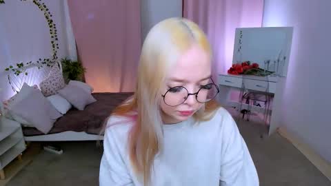 Bella online show from March 25, 2026, 12:22 pm