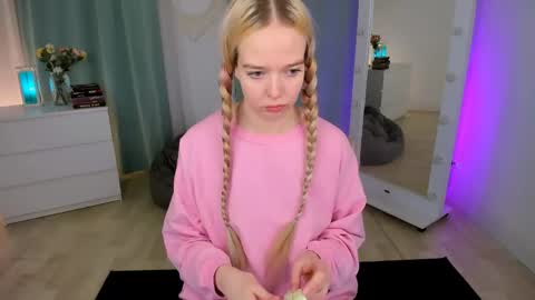 Snapshot of bellamontgomery chatting on May 24, 2026, 10:15 pm Bella online show from May 24, 2026, 10:15 pm