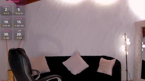 Snapshot of bellathompsonx_ chatting on June 21, 2026, 4:26 am Bella online show from June 21, 2026, 4:26 am