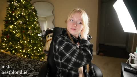 Snapshot of bestblondiiecb chatting on December 7, 2024, 5:31 pm Chloe Next stream on Friday online show from December 7, 2024, 5:31 pm