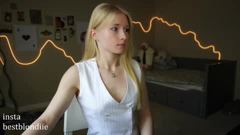 Snapshot of bestblondiiecb chatting on March 3, 2025, 5:50 pm Chloe Next stream on Friday online show from March 3, 2025, 5:50 pm